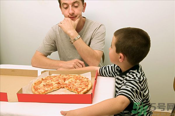 用左手吃飯可以控制食量嗎？可以達到減肥的效果嗎?