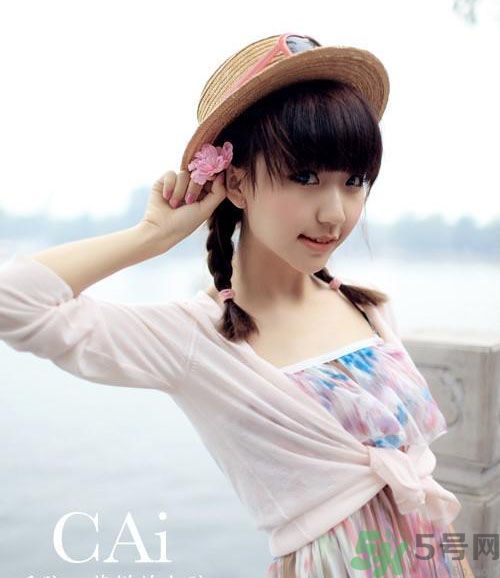 胸小的女生怎么穿衣服好看？胸小的女生怎么穿衣顯得胸大？