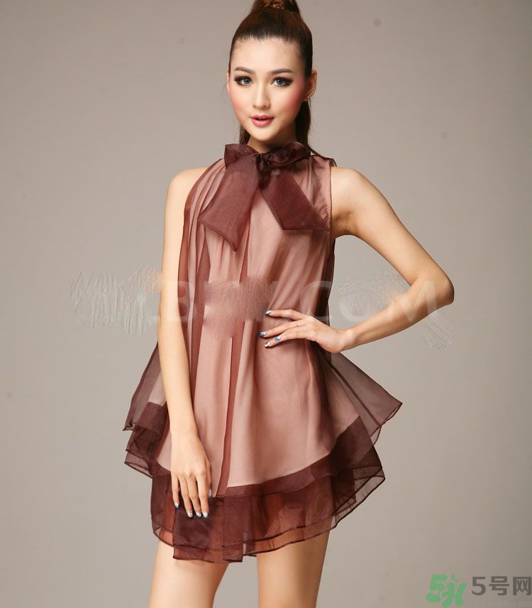 胸小的女生怎么穿衣服好看？胸小的女生怎么穿衣顯得胸大？