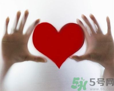 舌頭顏色發(fā)紫是什么原因？舌頭白白的是怎么回事？