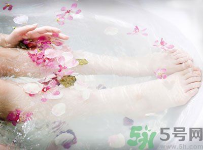用涼水洗腳還是熱水洗腳好？為什么熱水比涼水洗腳要好？