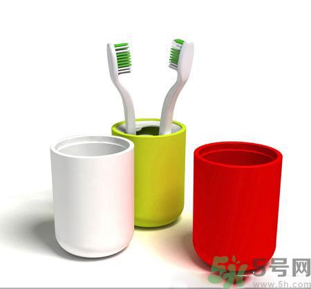 牙齦出血要換牙刷嗎？牙刷多久換一次好？