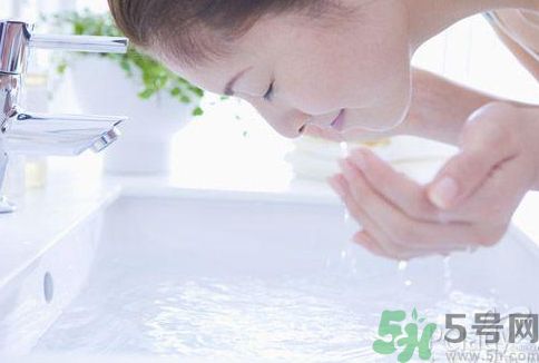 洗臉用冷水還是熱水好？用冷水洗臉好不好？
