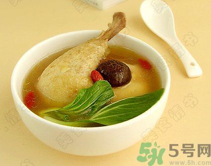 燉雞湯什么時候放鹽？燉雞湯不要先放鹽？