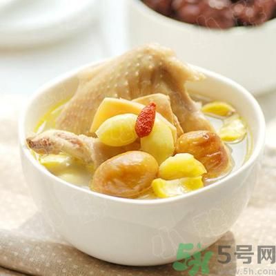 燉雞湯什么時候放鹽？燉雞湯不要先放鹽？