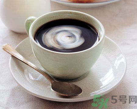 吃了感冒藥還可以喝咖啡嗎？感冒片和咖啡一起吃有什么影響？