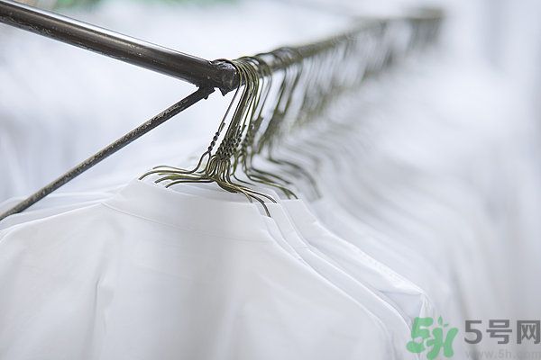 什么面料不容易皺？如何挑選不易皺的衣服？