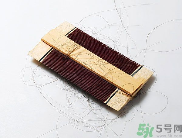 用哪種梳子不容易掉頭發(fā)？用什么梳子梳頭防掉發(fā)？