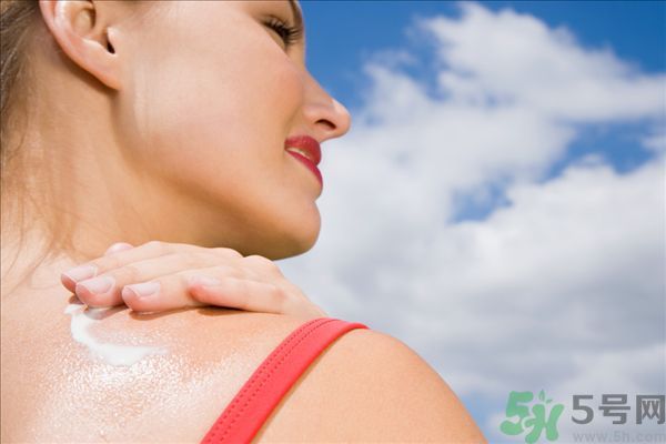 為什么涂了防曬霜還是會曬黑？涂防曬霜要注意什么？