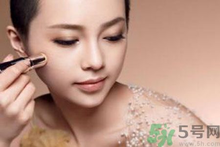 額頭出油是什么原因？額頭出油怎么辦？
