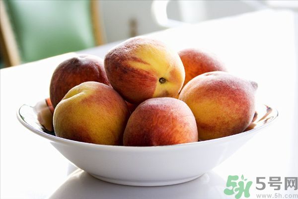 桃子上有紅點(diǎn)能吃嗎？桃子上有黑點(diǎn)可以吃嗎？