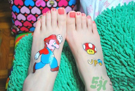 腳背上長(zhǎng)水泡很癢怎么辦？腳背上長(zhǎng)水泡是怎么回事？