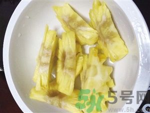 菠蘿里面發(fā)黑是為什么？發(fā)黑的菠蘿能吃嗎？