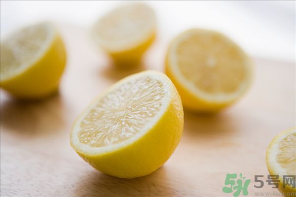 檸檬汁蛋清面粉做面膜能祛斑嗎？檸檬汁蛋清面粉能做面膜嗎？