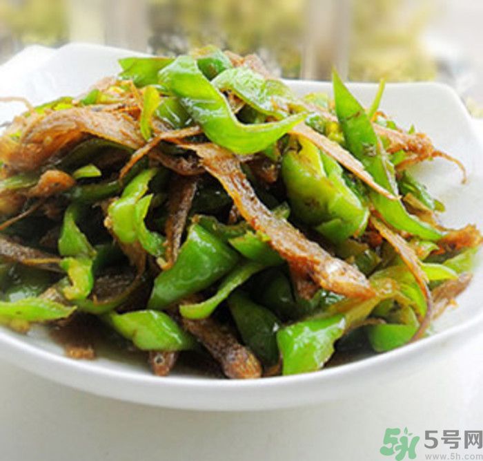 油燜干魚怎么做的？干魚怎么炒好吃？
