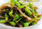 油燜干魚怎么做的？干魚怎么炒好吃？