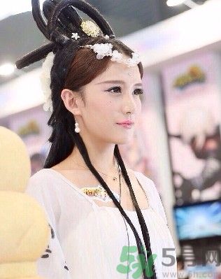 陜西最美媽媽是誰？陜西最美媽媽當(dāng)街哺乳被棄女嬰是怎么回事？