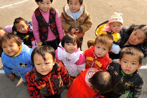 小孩子咬鉛筆會鉛中毒嗎？小孩子咬鉛筆會影響身體健康嗎？