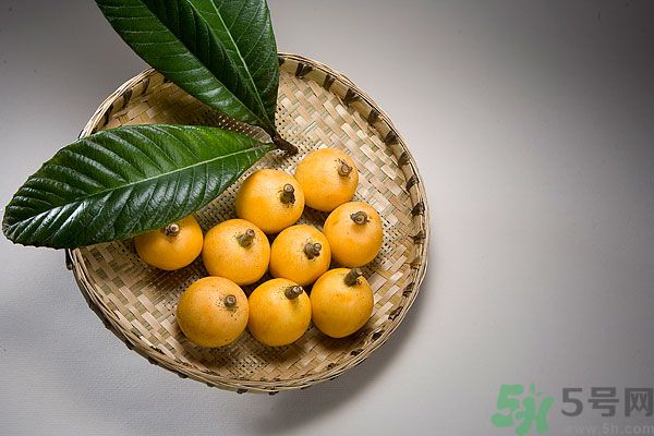 枇杷能跟百合一起煮嗎？ 枇杷能和銀耳一起煮嗎？