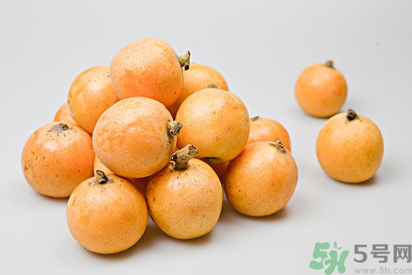 枇杷能跟百合一起煮嗎？ 枇杷能和銀耳一起煮嗎？