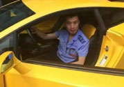 開蘭博基尼上下班的人是誰？開蘭博基尼上下班開的是哪輛公交車？