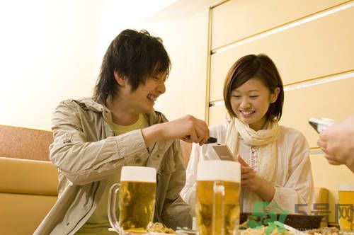 過期啤酒能喝嗎？過期啤酒喝了會怎么樣？
