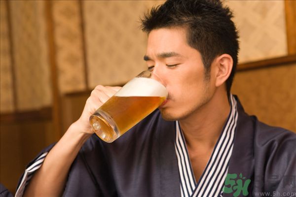 過期啤酒能喝嗎？過期啤酒喝了會怎么樣？