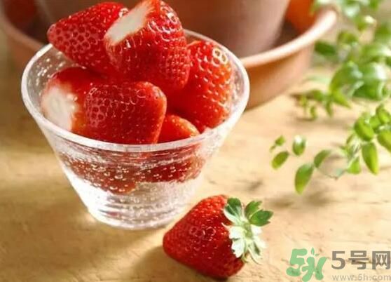 楊梅可以和草莓一起吃嗎？楊梅能和草莓一起吃嗎？