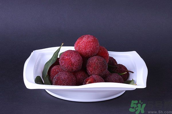 吃楊梅時(shí)可以喝茶嗎？吃楊梅時(shí)喝茶有什么壞處？