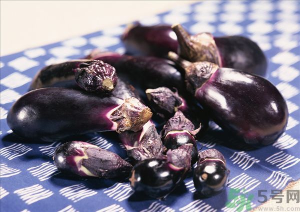 茄子里面發(fā)棕色能吃嗎？茄子里面有褐色能吃嗎？