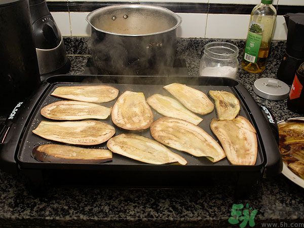 茄子里面發(fā)棕色能吃嗎？茄子里面有褐色能吃嗎？