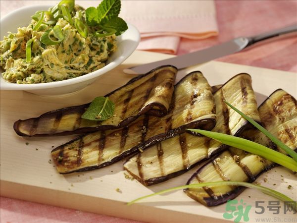 茄子里面發(fā)棕色能吃嗎？茄子里面有褐色能吃嗎？