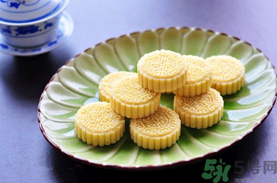 吃綠豆糕能喝啤酒嗎？吃綠豆糕喝啤酒好不好？