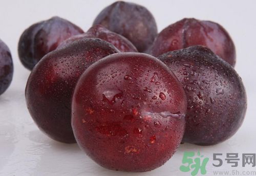 李子紅色甜還是黑色甜？李子黑色的比較甜嗎？
