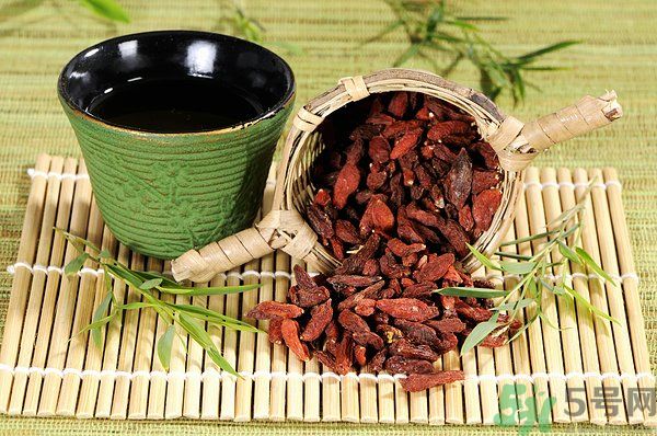 泡枸杞要用開水嗎？泡枸杞的水越熱越好嗎？