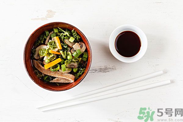 涼拌生菜放生抽還是老抽？涼拌菜放什么醬油好？