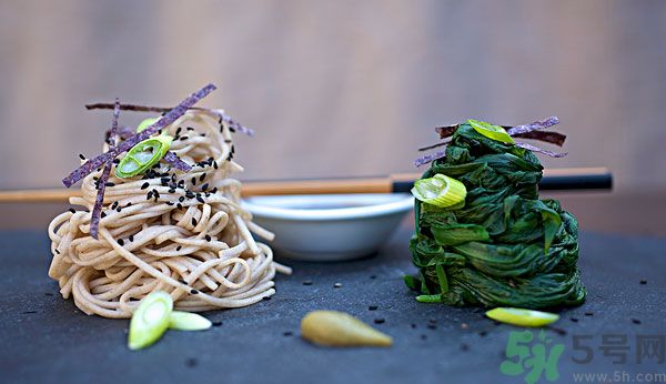 涼拌生菜放生抽還是老抽？涼拌菜放什么醬油好？