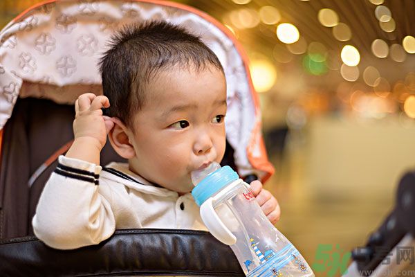 如何讓寶寶養(yǎng)成愛喝水的習(xí)慣？兒童智能水杯有啥功能？