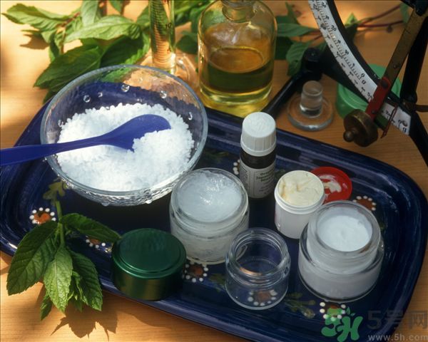 去年沒(méi)用完的防曬霜今年還能用嗎？擦護(hù)膚品直接用手取好嗎？