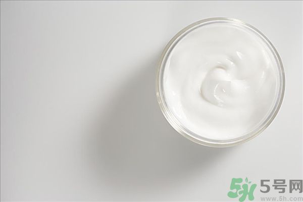 去年沒(méi)用完的防曬霜今年還能用嗎？擦護(hù)膚品直接用手取好嗎？