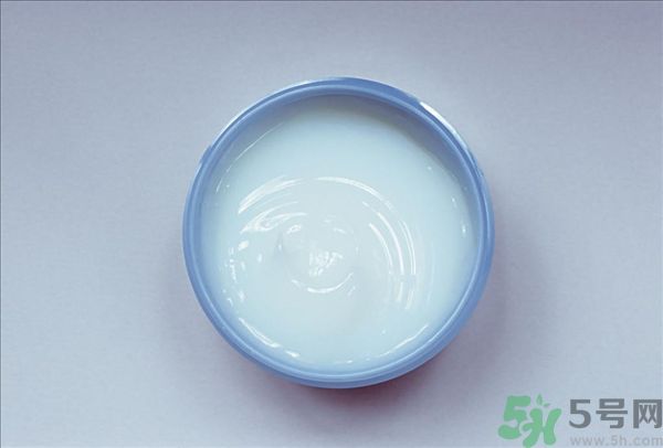 去年沒(méi)用完的防曬霜今年還能用嗎？擦護(hù)膚品直接用手取好嗎？