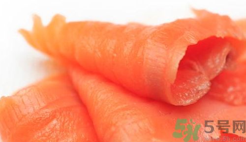 吃三文魚(yú)可以喝啤酒嗎?三文魚(yú)能和啤酒一起吃嗎?