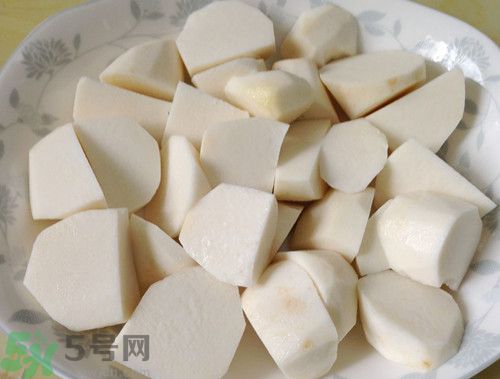 芋頭沒(méi)煮熟能吃嗎?芋頭沒(méi)煮熟吃了會(huì)怎樣