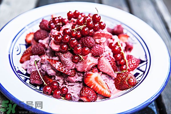 草莓和什么榨汁好喝？草莓榨汁搭配什么好？