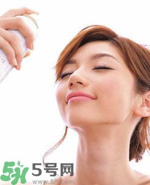 夏天臉油怎么辦？臉油怎么補妝？