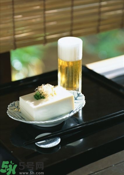 吃豆腐能喝啤酒嗎？喝酒吃豆腐能解酒嗎？