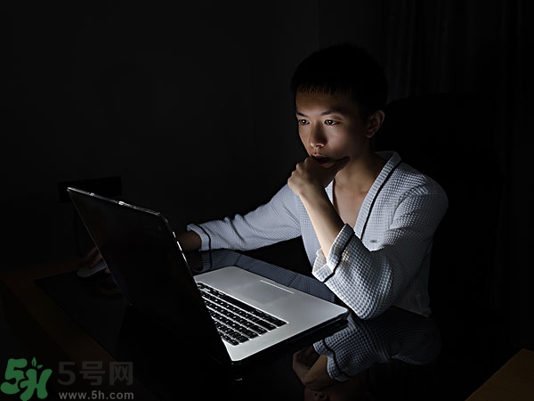 熬夜上火牙齦腫痛怎么辦？熬夜上火喉嚨痛怎么辦？