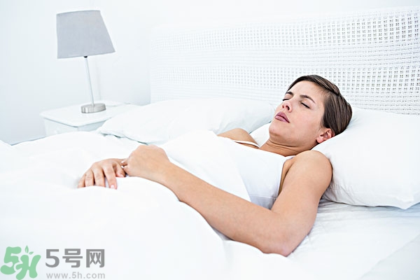 第一次來(lái)月經(jīng)是黑色的正常嗎？第一次月經(jīng)是黑色的是怎么回事？