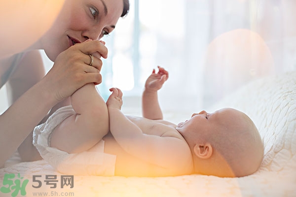 寶寶腳上起水泡怎么辦？寶寶腳底長(zhǎng)透明水泡怎么辦？