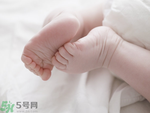 寶寶腳上起水泡怎么辦？寶寶腳底長(zhǎng)透明水泡怎么辦？